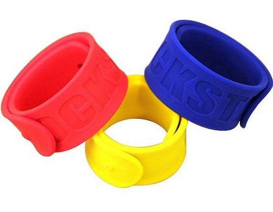 Le bracelet en silicone est un des nombreux objets publicitaires que les associations ou les partis politiques utilisent pour se faire connaître. Source image : Markeo