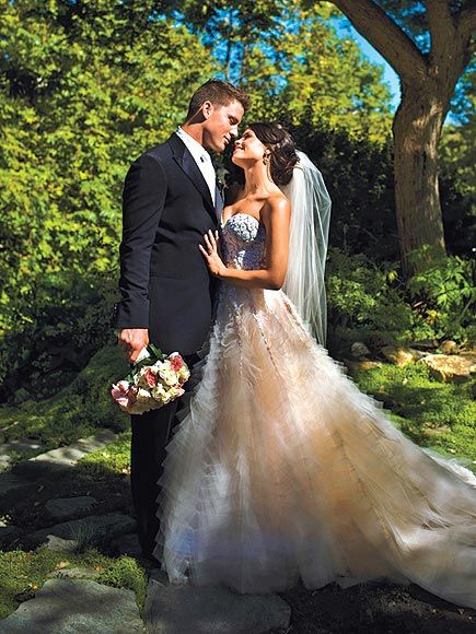 Grand et baraqué, Channing Tatum opte pour une veste longue et ajustée pour son mariage avec Jenna Dewan. Ses chaussettes étaient-elles assorties au bouquet de fleur de la mariée?