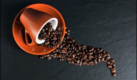 tasse remplie de grains de café