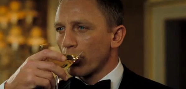 Le Vodka Martini au shaker est LA recette de cocktail préférée de James Bond. Image : Daniel Craig dans Casino Royale.