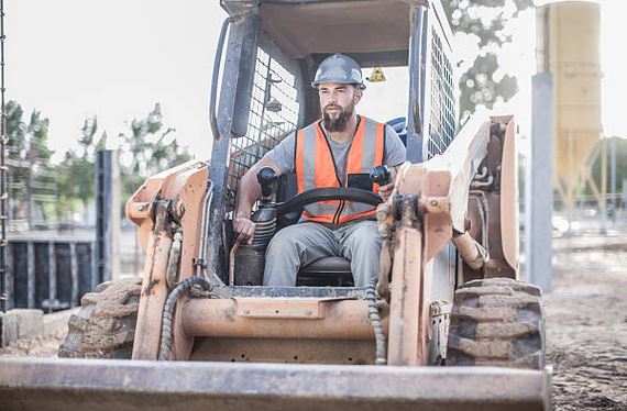 Conducteur d'engin de chantier : Salaire et formation en 2024