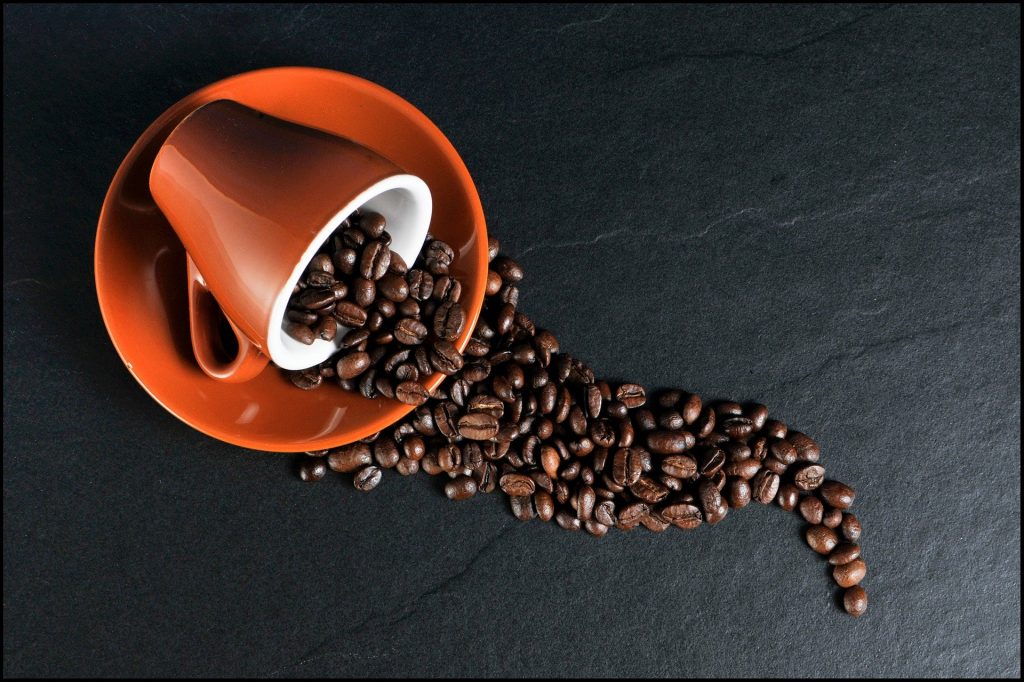 tasse remplie de grains de café